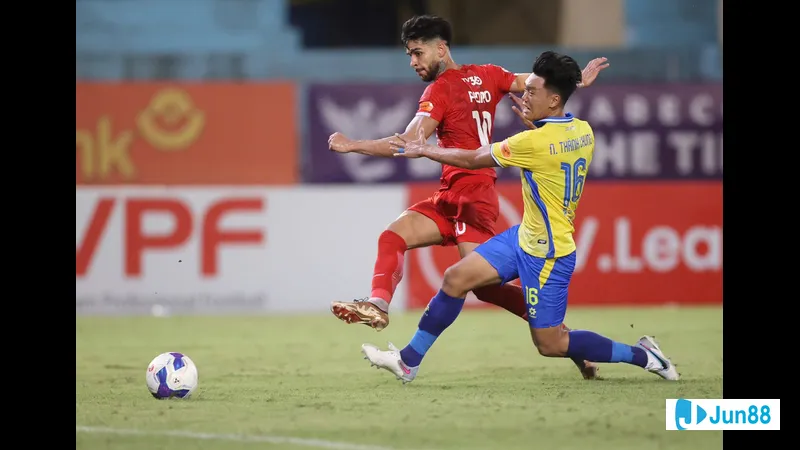 Hà Nội và Viettel cống hiến một trận đấu kịch tính trên sân cỏ Hà Nội và Viettel cống hiến một trận đấu kịch tính trên sân cỏ