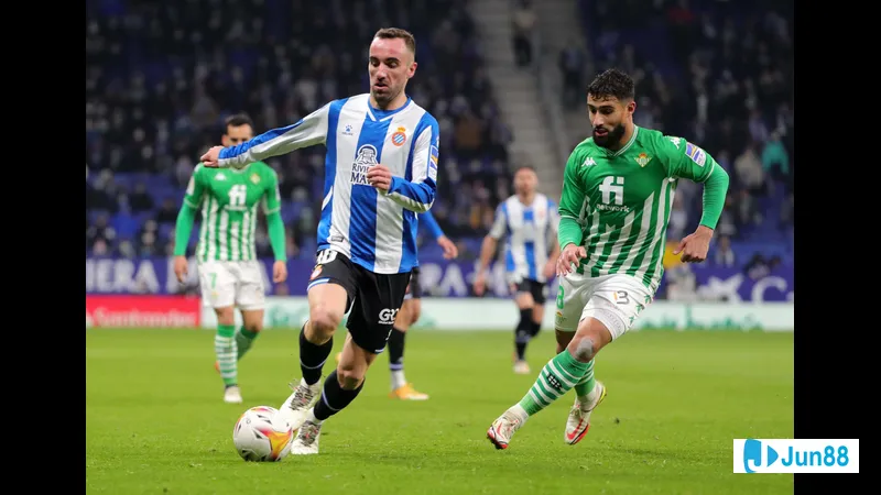 Cầu thủ của Espanyol nỗ lực cướp bóng khỏi cầu thủ của Real Betis trong trận đấu.