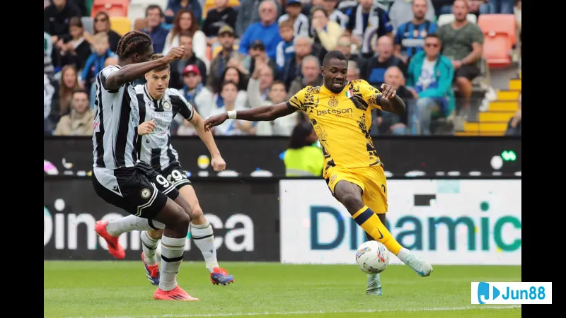 Cầu thủ Inter vượt qua Cremonese để tạo ra cơ hội ghi bàn Cầu thủ Inter vượt qua Cremonese để tạo ra cơ hội ghi bàn