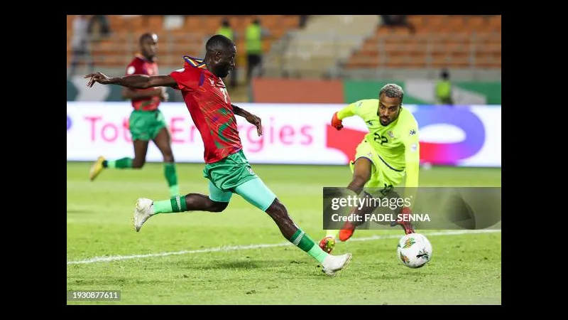 Cầu thủ Tunisia với sự quyết tâm bứt phá qua phòng ngự của Namibia Cầu thủ Tunisia với sự quyết tâm bứt phá qua phòng ngự của Namibia