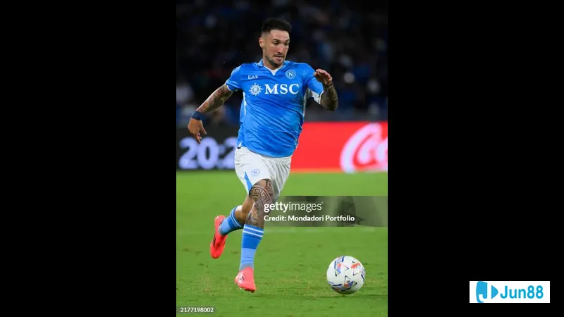 Cầu thủ Napoli vượt qua phòng ngự Como với tốc độ và kỹ thuật cá nhân xuất sắc. Cầu thủ Napoli vượt qua phòng ngự Como với tốc độ và kỹ thuật cá nhân xuất sắc.