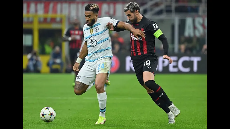 Cầu thủ Atalanta chạy với tốc độ cao trước áp lực từ hậu vệ Chelsea Cầu thủ Atalanta chạy với tốc độ cao trước áp lực từ hậu vệ Chelsea