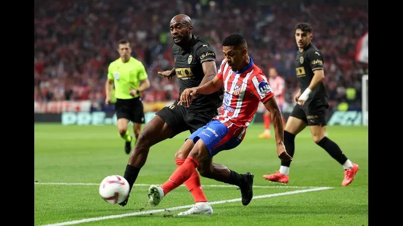 Trận đấu bóng đá giữa Atletico Madrid và