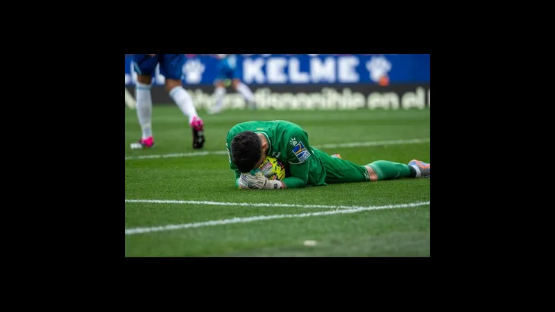 Cầu thủ của Baleares với nỗ lực cản phá cú sút từ xa của cầu thủ của Espanyol Cầu thủ của Baleares với nỗ lực cản phá cú sút từ xa của cầu thủ của Espanyol