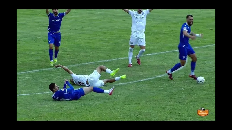 Hình ảnh cầu thủ Egnatia tung cú sút mạnh vào khung thành đối phương Vora Hình ảnh cầu thủ Egnatia tung cú sút mạnh vào khung thành đối phương Vora