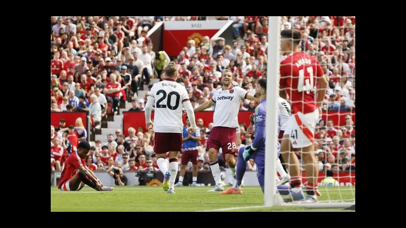 Cầu thủ của MU đang nỗ lực cản phá cú sút từ xa của cầu thủ West Ham Cầu thủ của MU đang nỗ lực cản phá cú sút từ xa của cầu thủ West Ham