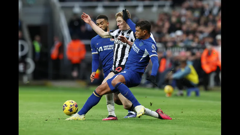 Cầu thủ Newcastle đang tung cú đá quyết định vào lưới Chelsea Cầu thủ Newcastle đang tung cú đá quyết định vào lưới Chelsea