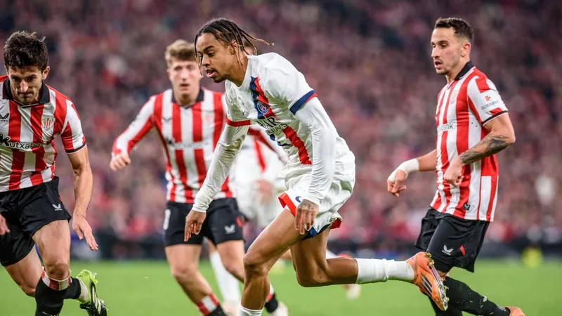 Cầu thủ của Ourense chống lại áp lực từ cầu thủ của Athletic Bilbao Cầu thủ của Ourense chống lại áp lực từ cầu thủ của Athletic Bilbao