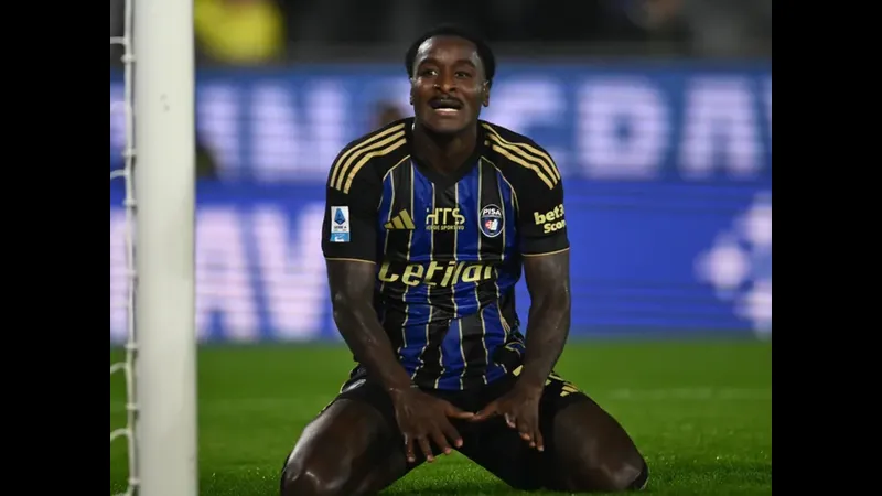 Cầu thủ của Pisa tấn công mạnh mẽ trước hàng phòng ngự của Parma Cầu thủ của Pisa tấn công mạnh mẽ trước hàng phòng ngự của Parma