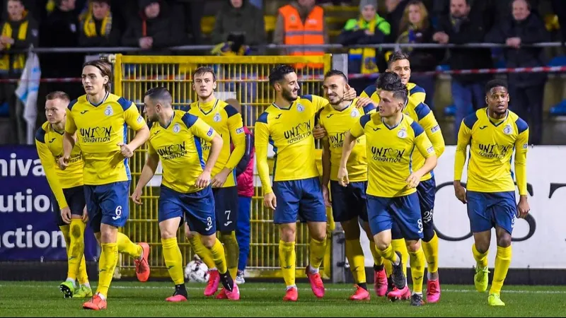 Cầu thủ của Royale Union đang tung cú sút mạnh vào khung thành Marseille Cầu thủ của Royale Union đang tung cú sút mạnh vào khung thành Marseille