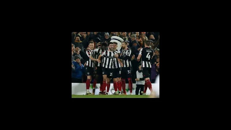 Cầu thủ Slough vượt qua hậu vệ Macclesfield để tiến gần khung thành đối phương Cầu thủ Slough vượt qua hậu vệ Macclesfield để tiến gần khung thành đối phương