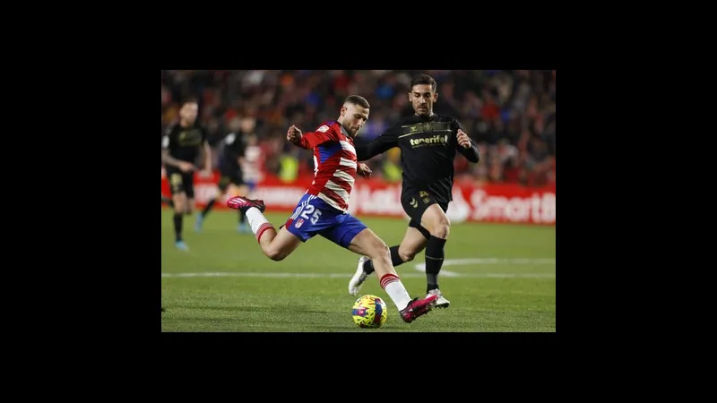 Cầu thủ của đội Tenerife đang nỗ lực giữ bóng khỏi sự áp đảo của các cầu thủ đội Granada Cầu thủ của đội Tenerife đang nỗ lực giữ bóng khỏi sự áp đảo của các cầu thủ đội Granada