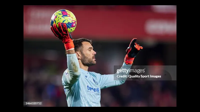 Cầu thủ của Granada bứt tốc trên sân để phá vòng cấm của Tenerife Cầu thủ của Granada bứt tốc trên sân để phá vòng cấm của Tenerife