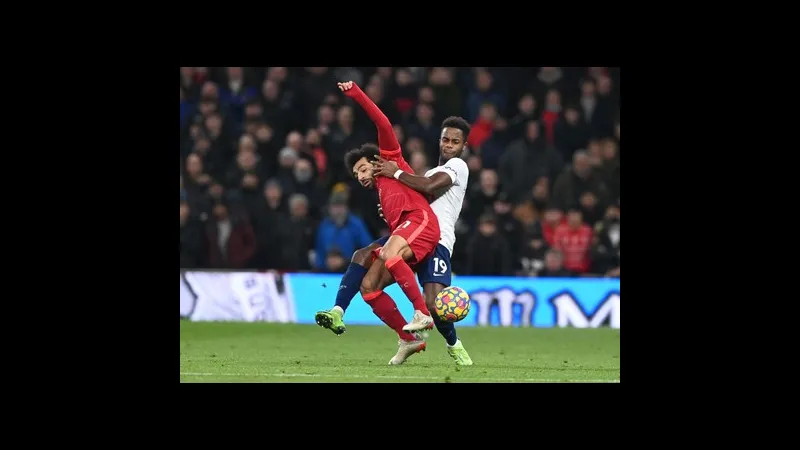 Cầu thủ Tottenham với áo màu trắng đang tấn công vào khung thành của Liverpool với áo màu đỏ. Cầu thủ Tottenham với áo màu trắng đang tấn công vào khung thành của Liverpool với áo màu…