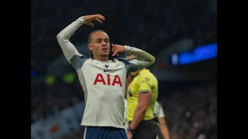 Cầu thủ Tottenham chạy nhanh với bóng trước áp lực từ cầu thủ của Slavia Prague Cầu thủ Tottenham chạy nhanh với bóng trước áp lực từ cầu thủ của Slavia Prague