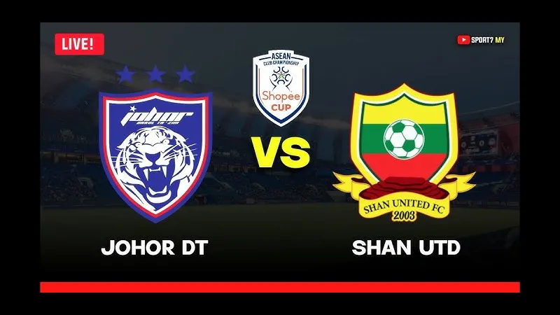 Cầu thủ Johor DT và Shan Utd tranh chấp bóng trước khán giả