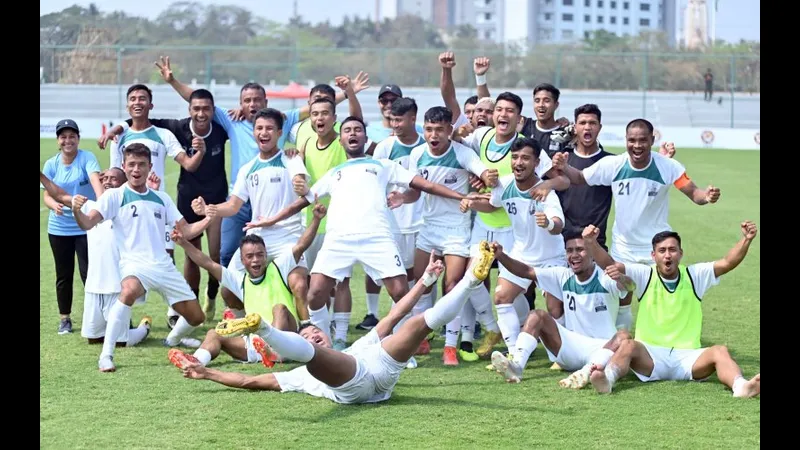 Cầu thủ đội Meghalaya vượt qua cầu thủ đội Services trong trận đấu gay cấn.