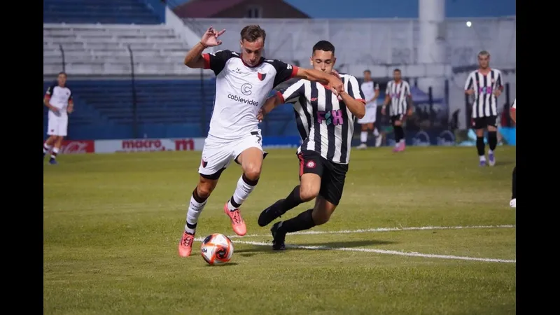 Cầu thủ Paysandu và Miramar đang tranh chấp quả bóng trên sân. Cầu thủ Paysandu và Miramar đang tranh chấp quả bóng trên sân.