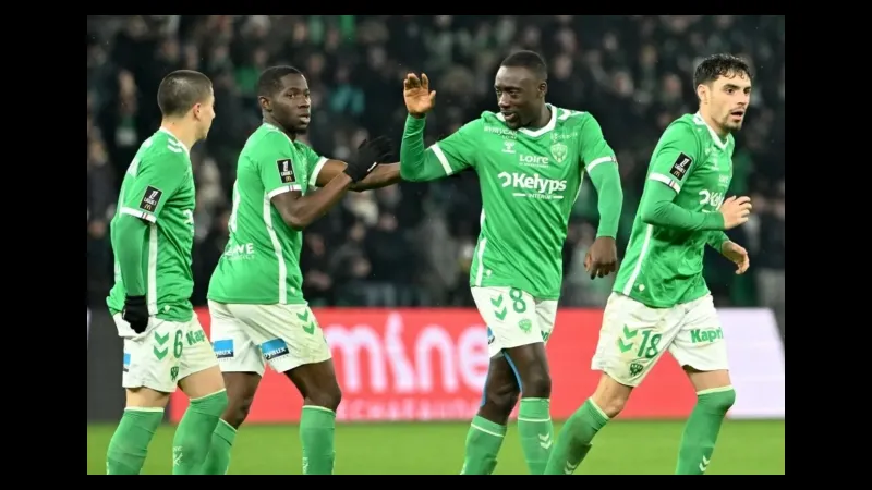 Cầu thủ Stade de Reims đối mặt với cầu thủ Saint trên sân Cầu thủ Stade de Reims đối mặt với cầu thủ Saint trên sân