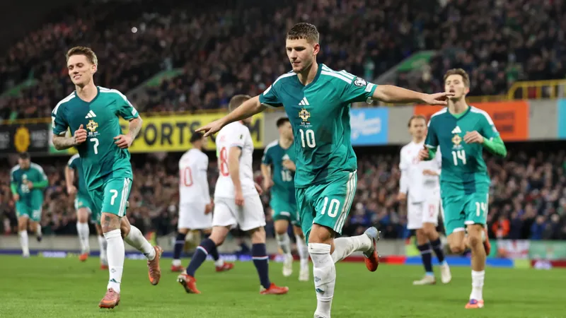 Cầu thủ Bắc Ireland vượt qua hậu vệ đối phương để tạo ra cơ hội ghi bàn Cầu thủ Bắc Ireland vượt qua hậu vệ đối phương để tạo ra cơ hội ghi bàn