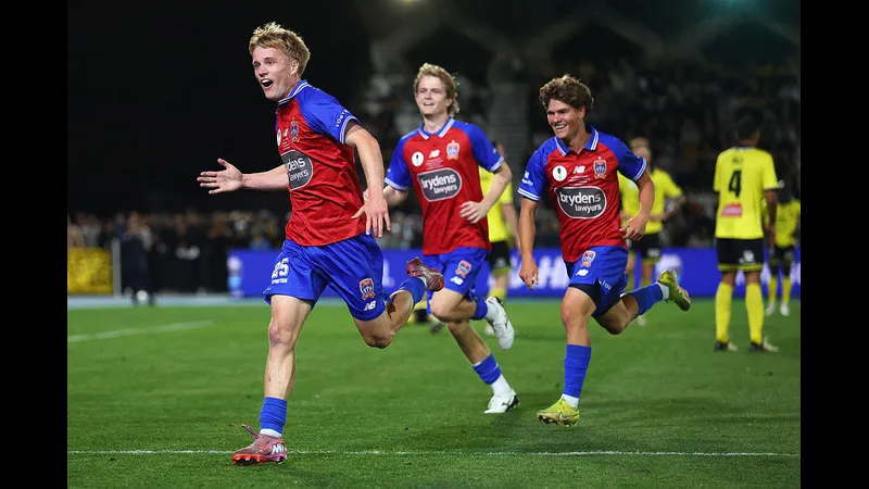 Cầu thủ Blue Eagles và Modbury Jets đối đầu trên sân cỏ Cầu thủ Blue Eagles và Modbury Jets đối đầu trên sân cỏ