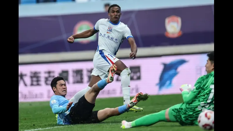 Cầu thủ Dalian Yingbo và Shanghai Port tranh chấp bóng trên sân - Lịch sử đối