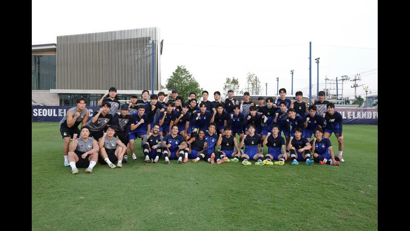 Cầu thủ Deagu và Seoul E đang tranh chấp quyết liệt trên sân