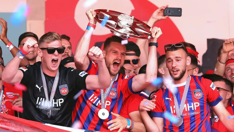 Cầu thủ Heidenheim đang vượt qua cầu thủ Bayer Leverkusen