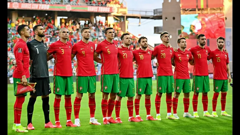 Cầu thủ Mexico và Bồ Đào Nha tranh chấp bóng trên sân - Dự đoán phạt Cầu thủ Mexico và Bồ Đào Nha tranh chấp bóng trên sân - Dự đoán phạt