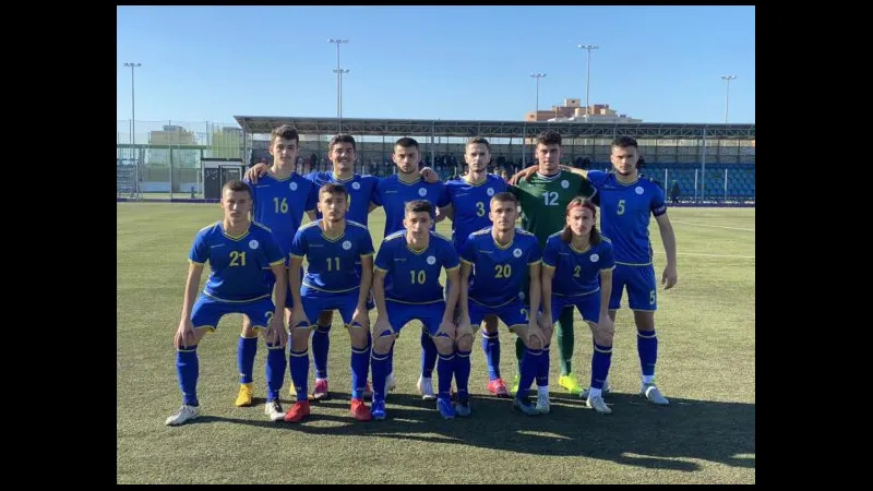 Cầu thủ U19 Kosovo và U19 Thổ Nhĩ Kỳ đua tốc độ trên sân cỏ