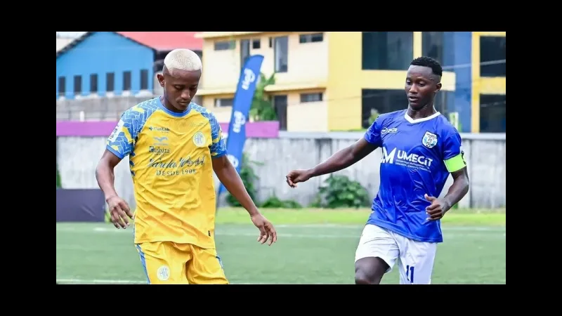 UMECIT và Herrera tranh chấp quả bóng trên sân cỏ