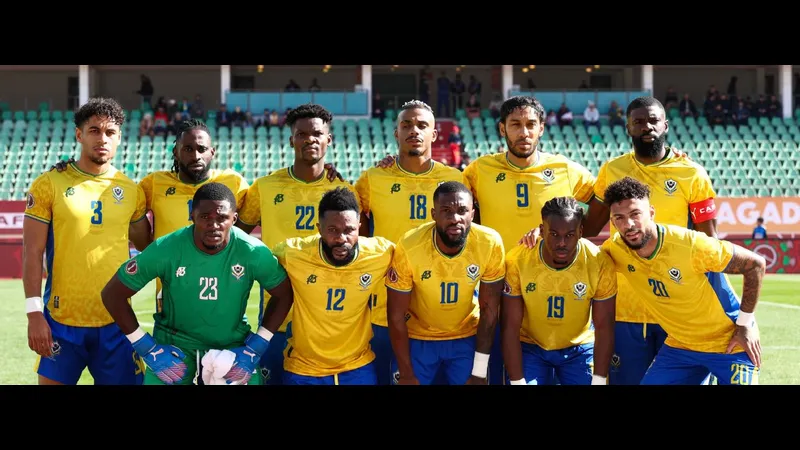 Cầu thủ Uzbekistan và Gabon đua tranh quả phạt góc