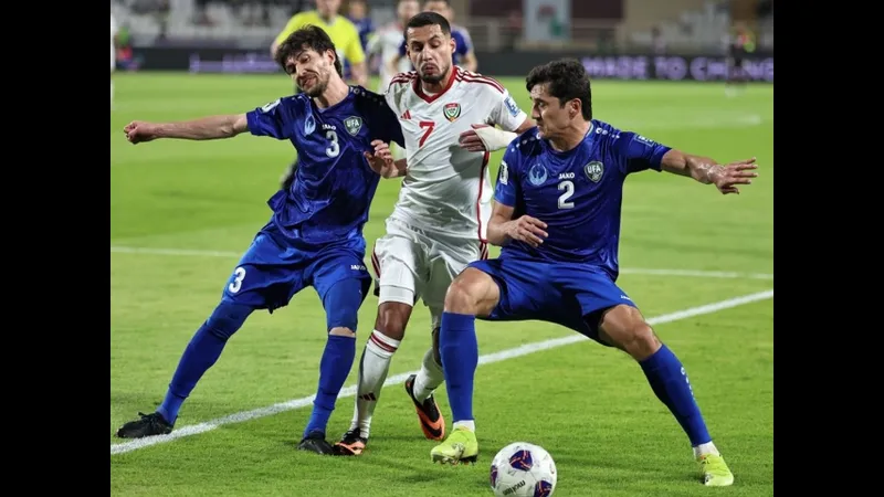 Cầu thủ Uzbekistan và Gabon tranh chấp quả bóng trên sân